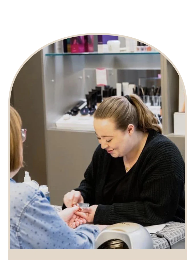 Abbey_Nails_Curved_Image